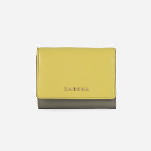 Portofel trifold – disponibil în nuanțele lime și verde.